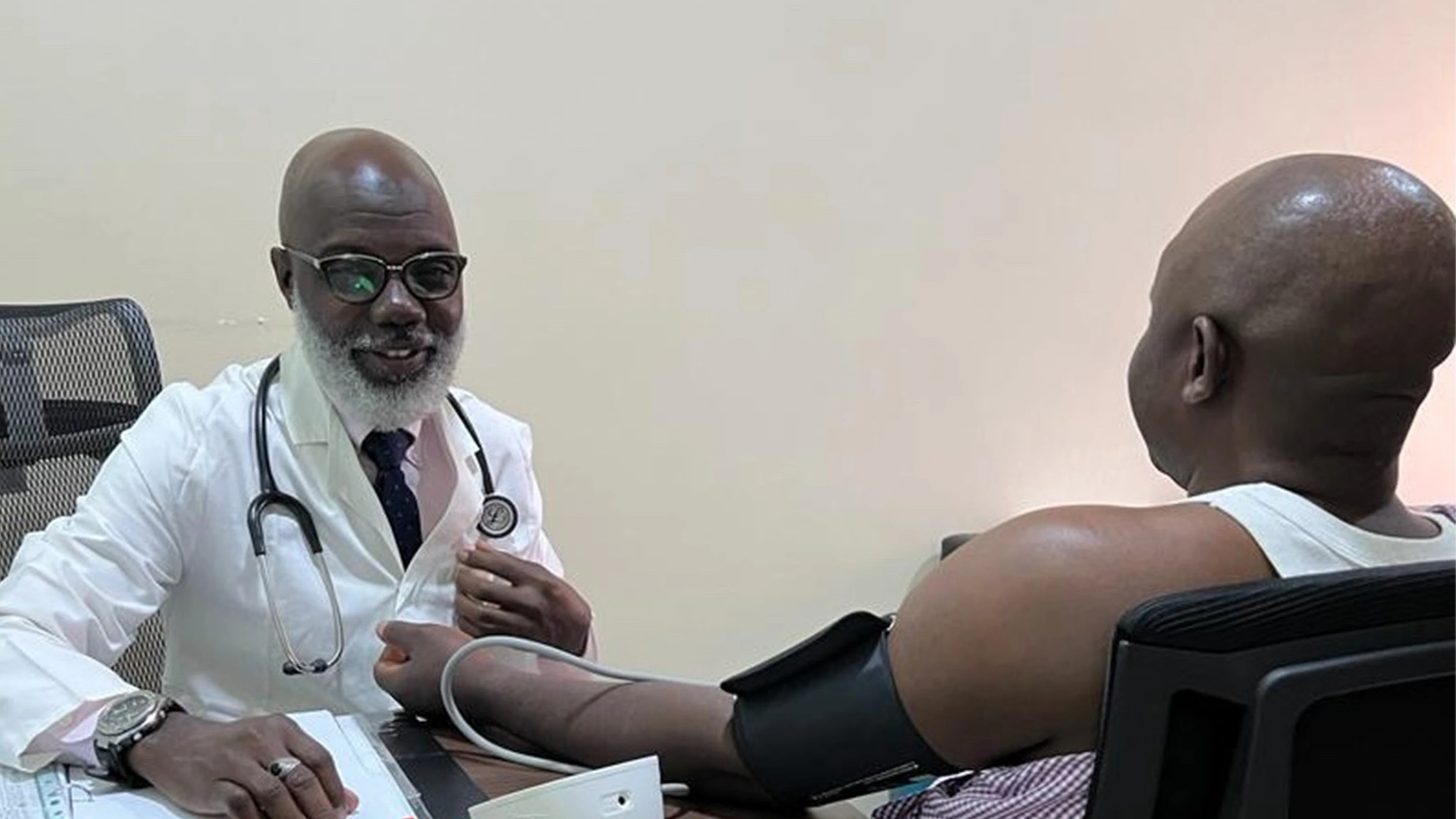 Bolaji博士（左）是尼日利亚阿布贾IAVI C105拉沙热疫苗临床试验的HJFMRI首席研究员。图片来源：HJFRMI。